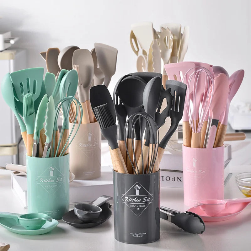 Jogo de Cozinha Kit C/12 peças de silicone, utensílios e copo suporte para cozinha cabo de madeira cor aleatória
