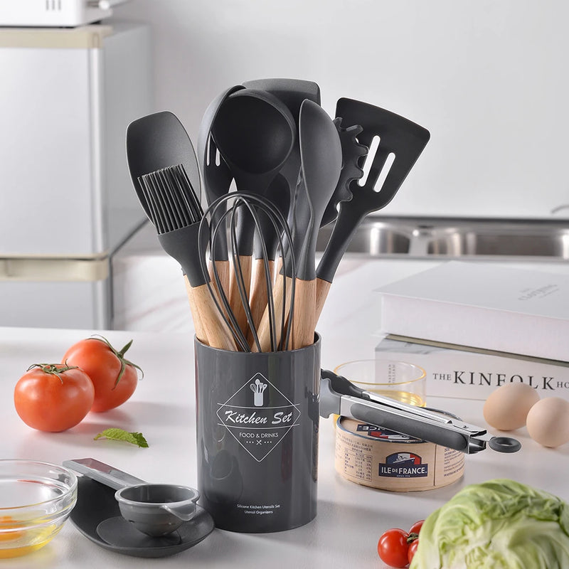 Jogo de Cozinha Kit C/12 peças de silicone, utensílios e copo suporte para cozinha cabo de madeira cor aleatória